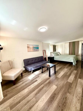 House of Hollywood - entire unit, centrally located, free parking